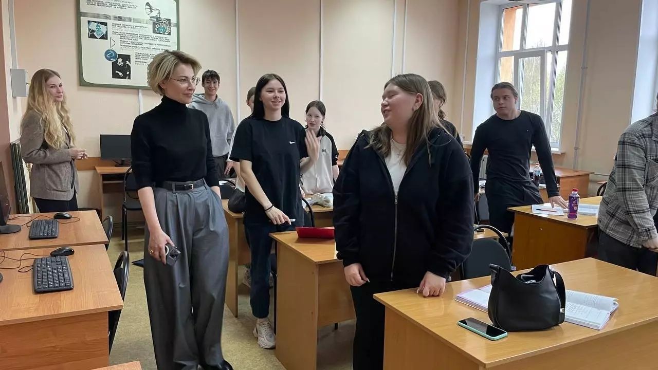 Суханова раскритиковала состояние общежития колледжа на Бору