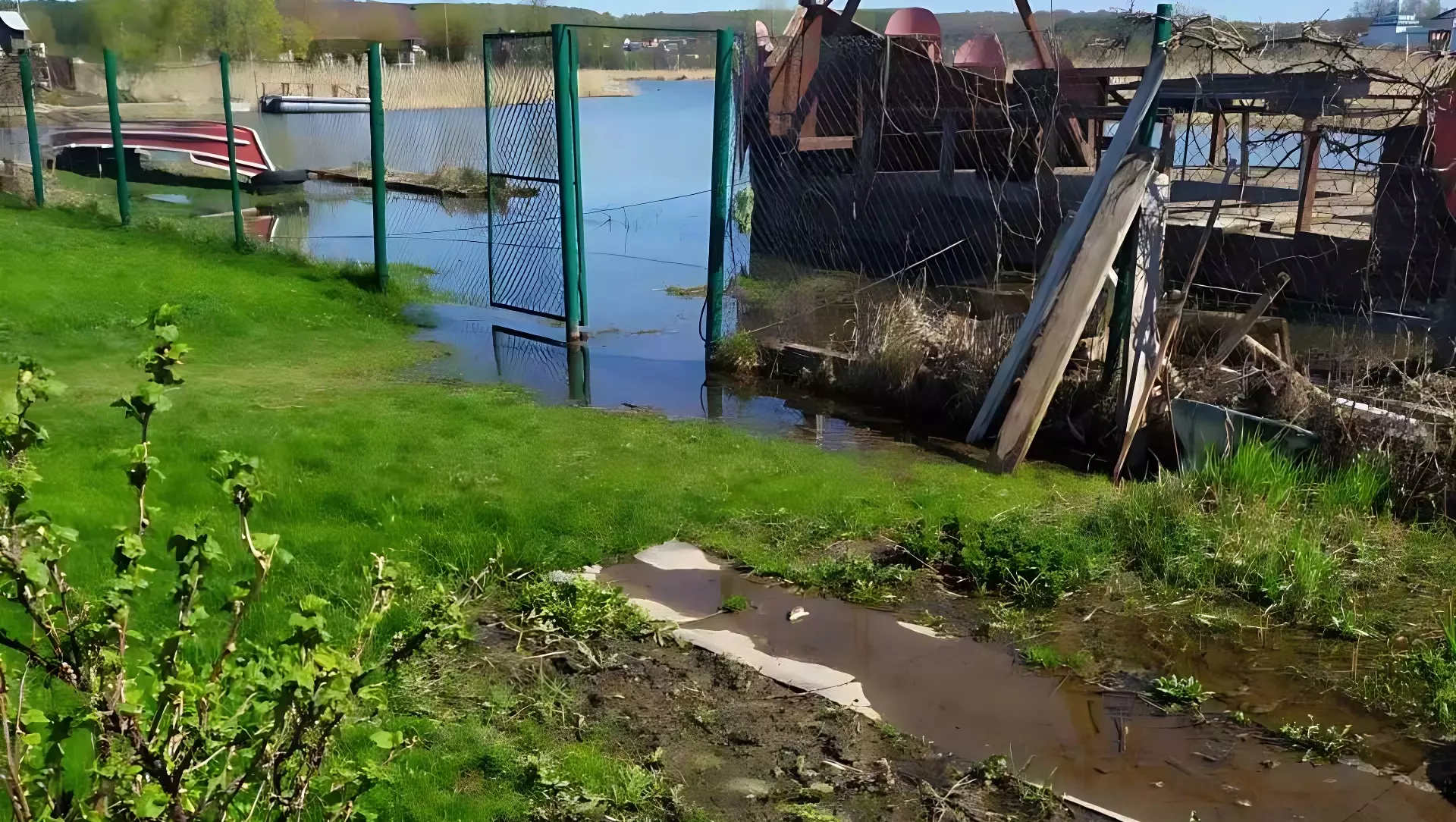 Жители Ворсмы показали, как выглядит уровень воды на их участках